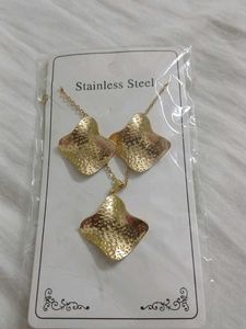 Hammered Gold Tone Necklace & Earrings Set