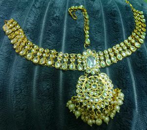 Exquisite Kundan Maang Tikka with Pearls