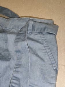 Light Wash Cropped Jeans with Belt ( capri )
