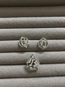 Glow crystal stud with doller