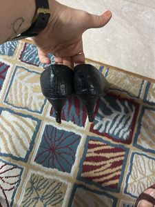 Chic Black Croc Embossed Flats