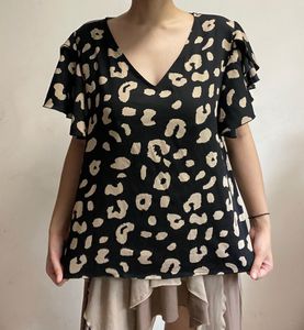 Chic Leopard Print V-Neck Top