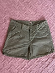 Super chic olive cargo shorts ☘️🧩