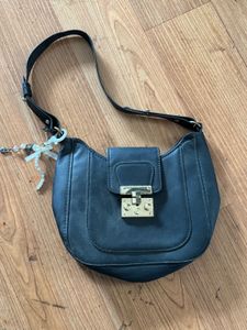 {KEYCHAIN INCLUDED} Chic Black Crossbody Bag