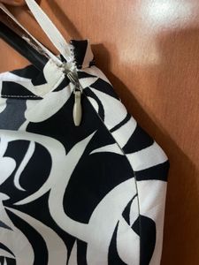 Stylish Black &amp; White Rose Print Skirt
