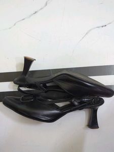 Black "V for Valentino" kitten Heels 👠🖤