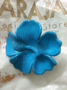 💥Like🌼 New 🎀Beautiful 4Hair Clips 🎇🎆