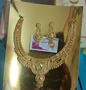 Exquisite Gold Necklace and Earring Set