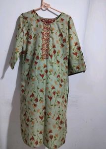 Floral Print Kurta set with Embellished Neckline