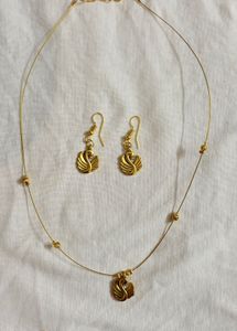 Elegant Swan Necklace &amp; Earring Set