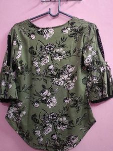 Chic Floral Print Top with Lace Sleeve Detail