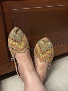 Embroidered Flat jutti / bellies