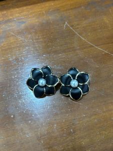 Chic Black Flower Pearl Earrings