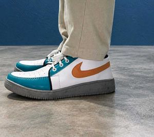 High top sneaker