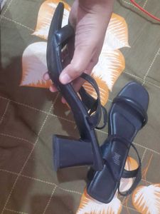 ZUDIO BLACK HEELS 👠