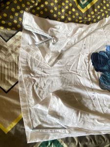 baggie tshirt White V-Neck T-Shirt with Floral App