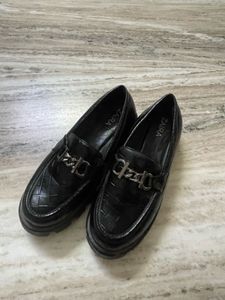 Chic Black Loafers with Chain Detail