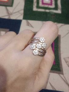 Sparkling floral ring stone rin