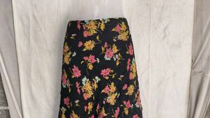 20116. BLACk floral skirt