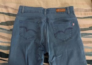 Women’s light Wash Cropped Denim Jeans