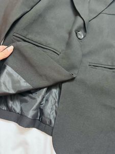 Single breasted black womens blazer