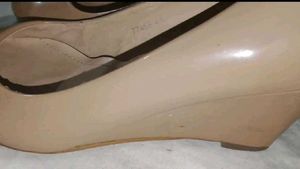 Classic Beige Patent pumps