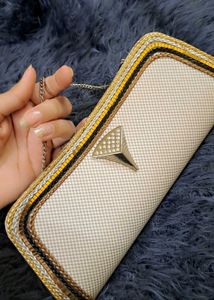 Shiny Clutch With Sling👝