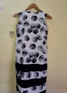Sleeveless Black &amp; White Print kurti