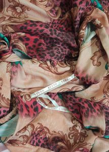 Guess Front-tie, v-neck crop top