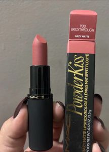 Mac powder kiss shade 930 Breakthrough