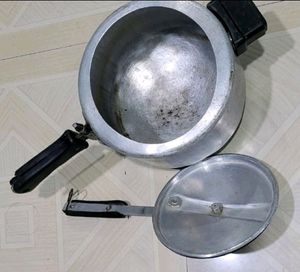 4 1/2 Leter  Pressure Cooker