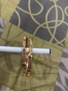 gold-tone bangle/bracelet set with a delicate, tra