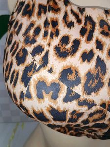(300)Leopard Print Zip-Up Sports Bra