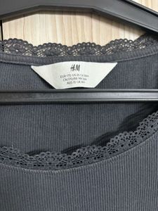 13 H&amp;M Ribbed Lace Trim Top