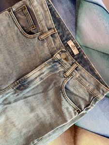 denim light blue jeans  model 5’7