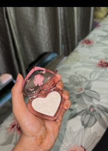 Heart-Shaped Highlighter Compact