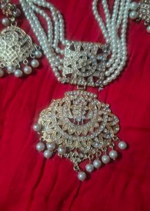 Exquisite Pearl and Crystal Necklace Set