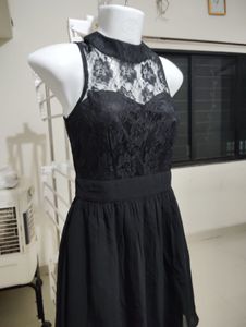 Size xs-Chic Black Lace Mini Dress