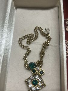 Exquisite Emerald &amp; Crystal choker