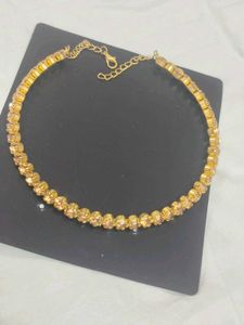 Elegant Gold-Tone chocker with Sparkly Stones