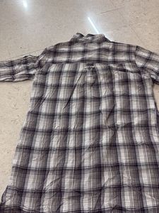 Long Sleeve Button-Up Shirt with pockets on