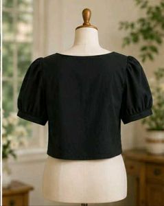 Chic Black Cropped Puff Sleeve Top