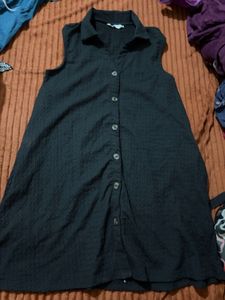 Black Sleeveless Collared Button-Up Top