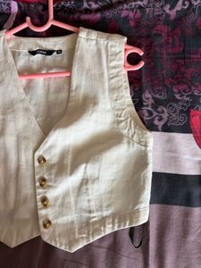 Chic Cream Button-Up Vest Top size medium