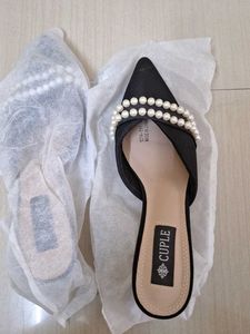 Imported Black heels with pearls new  ✨️