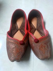 Handmade Brown Leather Juttis