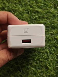OnePlus Dash Charge Adapter USB port