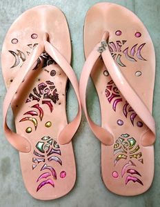 3 sets of slippers are available."