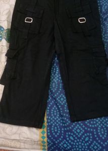 Trendy Black Capri With Pockets