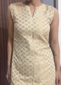 Gold Patterned Sleeveless Kurti
